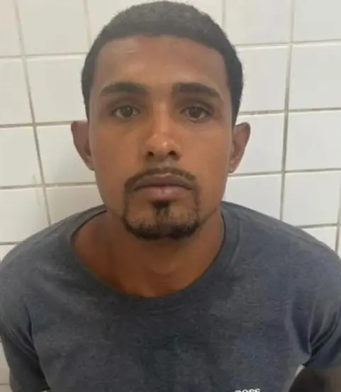 Imagem de um homem com as duas mãos para trás.