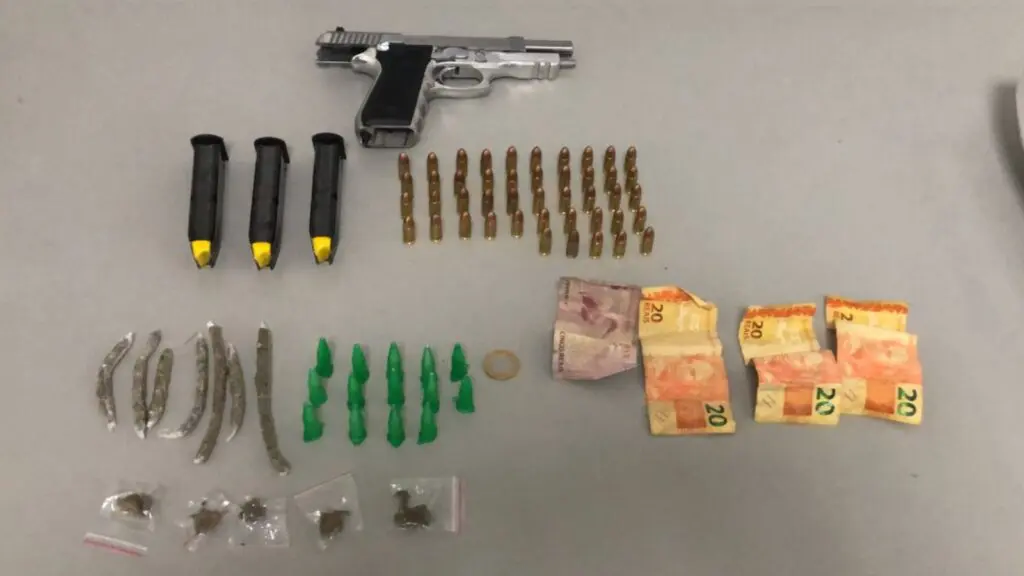 Polícia Militar captura dupla e apreende arma, munições e drogas em Central Carapina