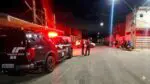 Movimentação de viaturas da Polícia Civil e perícia na Rua Coronel Belmiro Gouveia, local do crime.
