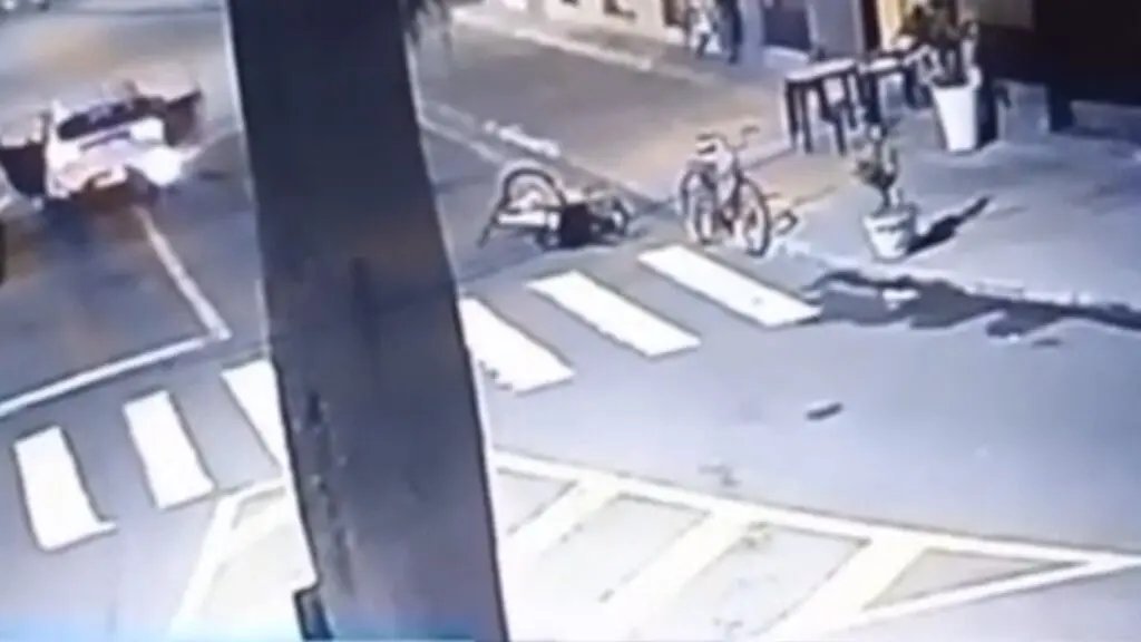 Câmera de segurança flagra momento em que atiradores desembarcam e disparam em Eldorado.