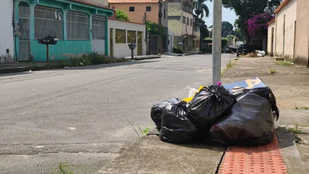Serra amanhece com as ruas cheias de lixo devido à paralisação nacional dos garis e coletores Garis e coletores fazem paralisação cobrando piso nacional e regulamentação da classe