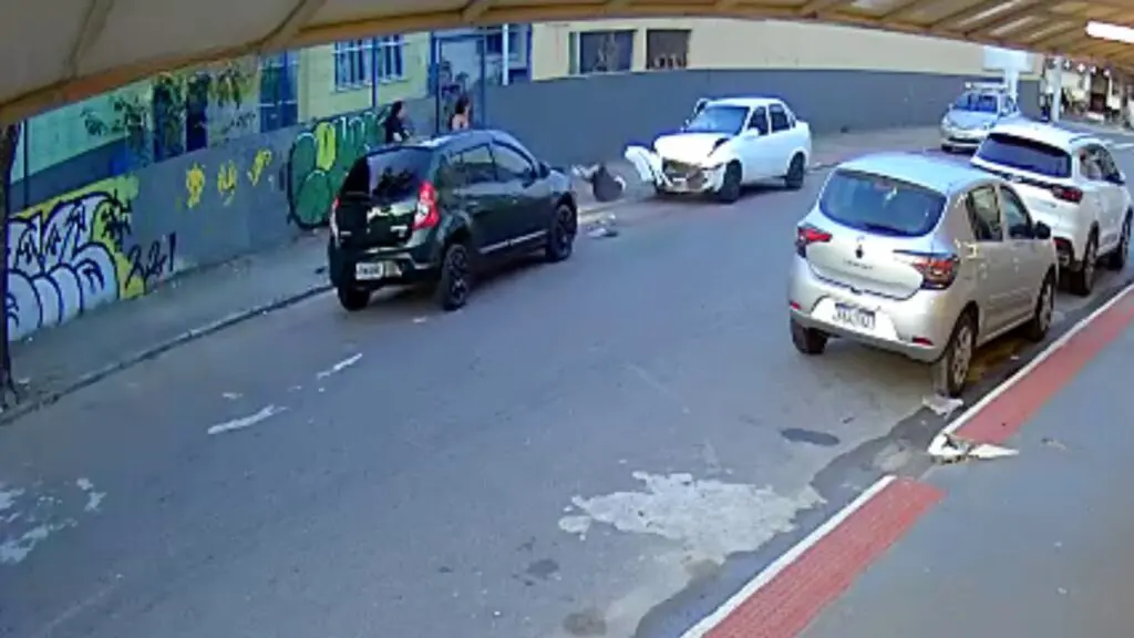 Vídeo mostra acidente após motorista passar mal e perder controle do carro na Serra