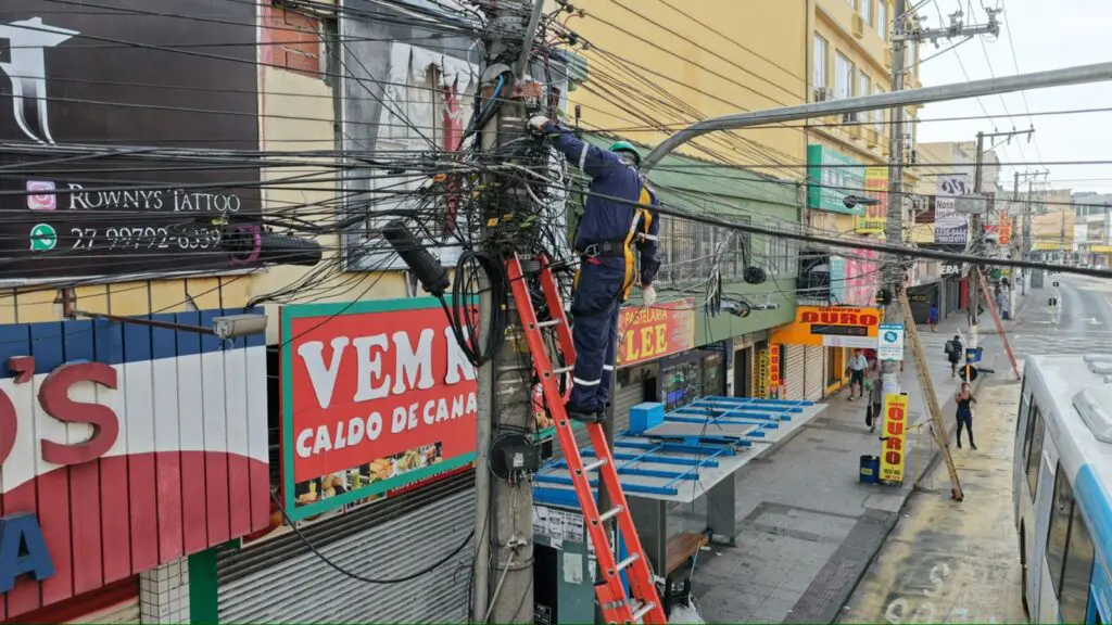 Cariacica realiza nova etapa de mutirão para retirada de fios inutilizados Cariacica realiza nova etapa de mutirão para retirada de fios inutilizados