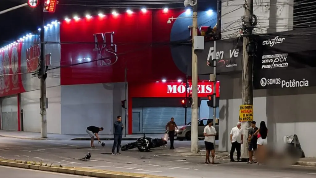 Vídeo: casal morre após moto colidir contra poste em Laranjeiras Cruzamento das avenidas Norte-Sul e Central, trecho urbano com tráfego intenso na Serra