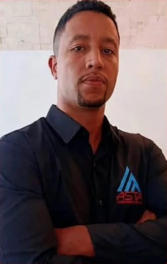 Imagem de um homem (Alex Arruda Ferreira, de 32 anos) com os braços cruzados.