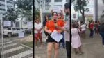 Grupo de trabalhadoras terceirizadas segurando cartazes em protesto na entrada da Prefeitura da Serra.