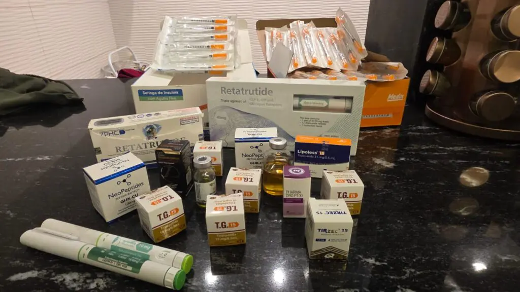 Sobre uma mesa, vários medicamentos e canetas de controle de peso, apreendidos durante uma operação da Polícia Civil.