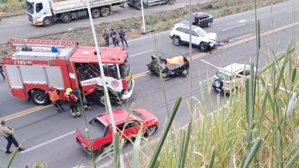 Motorista morre após colisão frontal entre carros em avenida da Serra