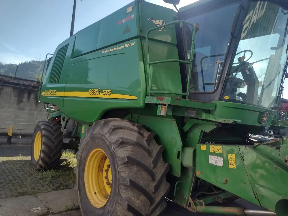 Imagem de uma colheitadeira, fabricada pela empresa John Deere em 2008.