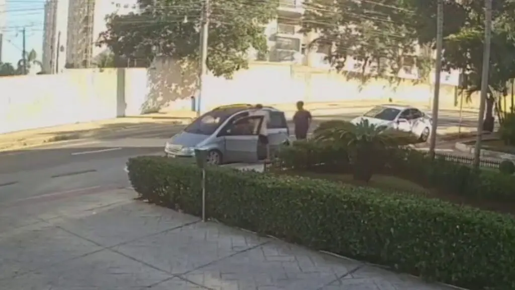Gangue aterroriza motoristas durante série de roubos de veículos na Serra Grupo rouba cinco veículos em sequência de assaltos na Serra
