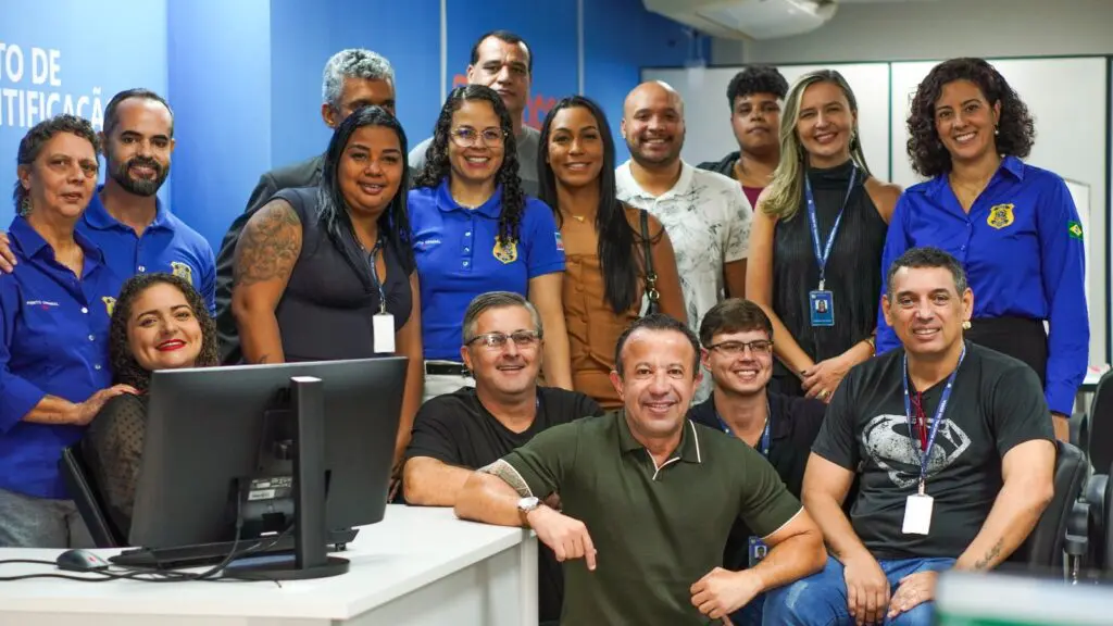 Foto de funcionários da Câmara da Serra e funcionários da Polícia Científica, posando para uma foto juntos durante a inauguração do posto para emissão da nova identidade.