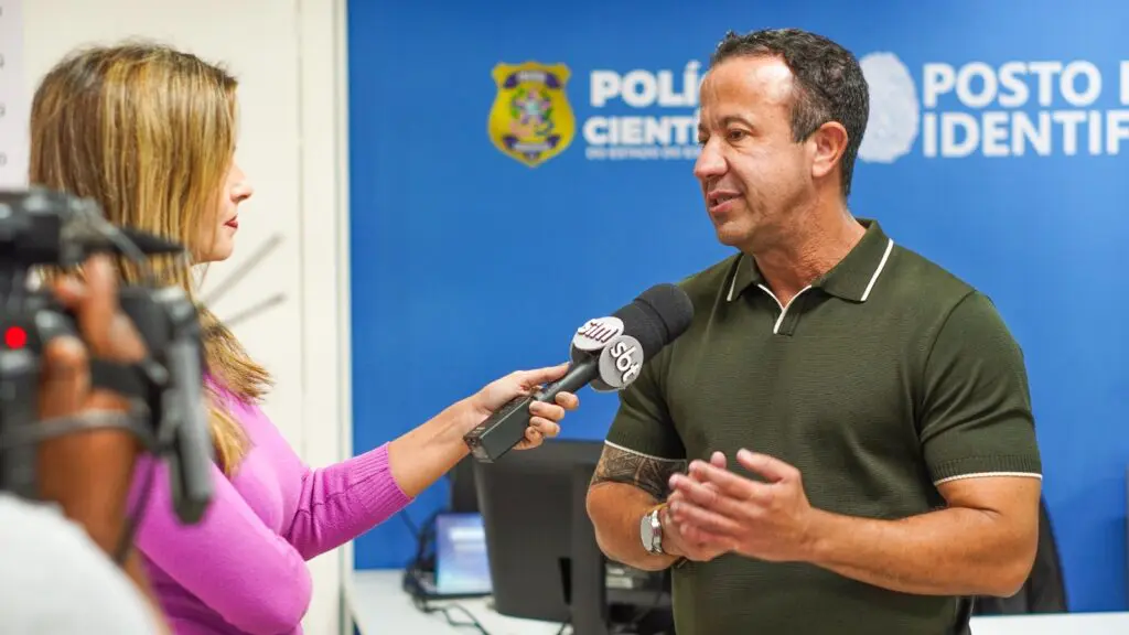Foto do presidente da Câmara da Serra sendo entrevistado por uma repórter do SBT.