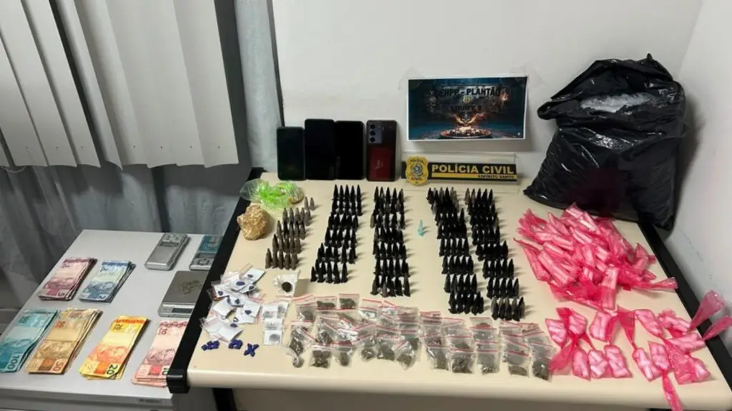 Casal é preso junto com adolescente durante ação contra o tráfico na Serra Casal é preso e adolescente é apreendida durante cumprimento de mandado na Serra