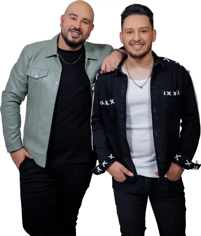 Imagem de dois cantores (João Fellipe & Rafael) sorrindo durante uma foto; um deles está com a mão no ombro do outro.