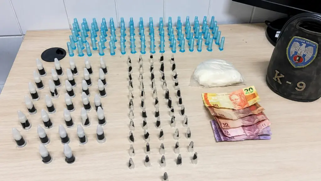 Casal é detido após criança ser deixada sozinha em apartamento com drogas na Serra Criança é encontrada sozinha dormindo ao lado de drogas em apartamento na Serra