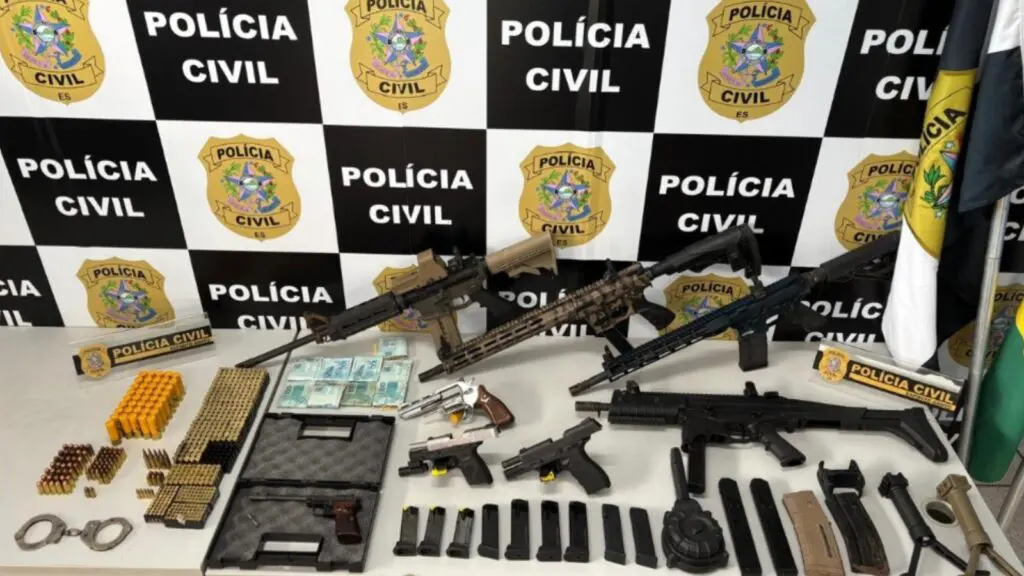 DENARC prende dois suspeitos e encontra casa recheada de armas durante operação na Serra Dois homens são presos e arsenal é apreendido durante operação na Serra