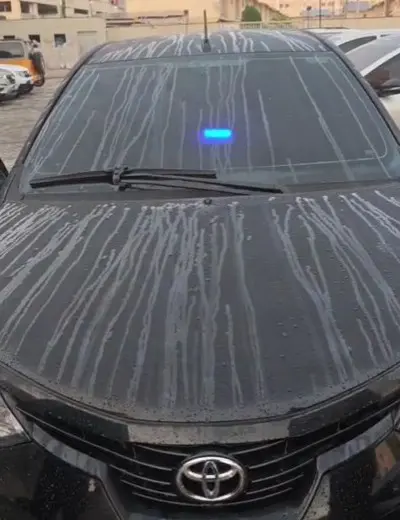 Foto de Toyota Etios, estacionado em um pátio.