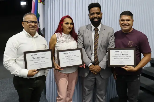Foto do vereador Professor Jocelino, ao lado de Marcos Dias de Sales, reitor da Basílica de Santo Antônio, e os fiéis Edvania da Silva e José Augusto Gomes de Oliveira.