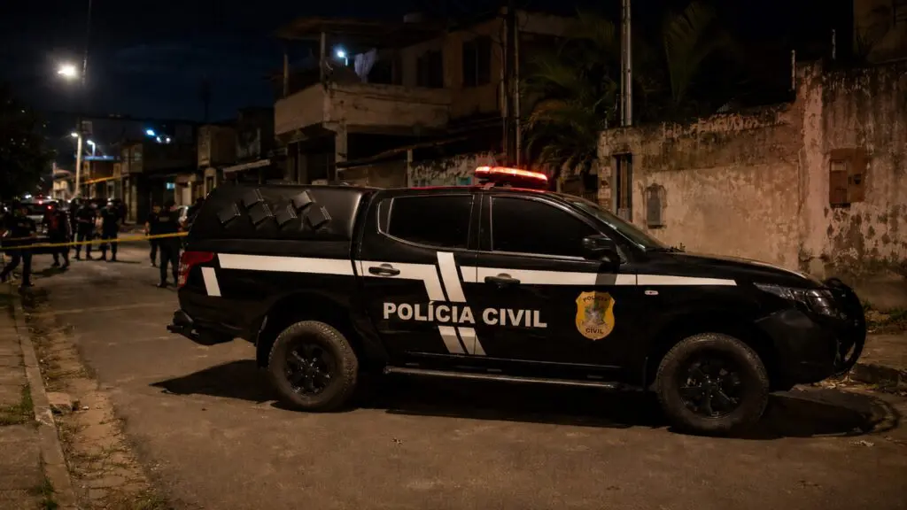 Homem é baleado e outro fica ferido durante fuga após ataque a tiros na Serra Criminoso mascarado abre fogo contra dupla em Central Carapina; uma das vítimas foi atingida por três tiros e a outra se feriu na fuga
