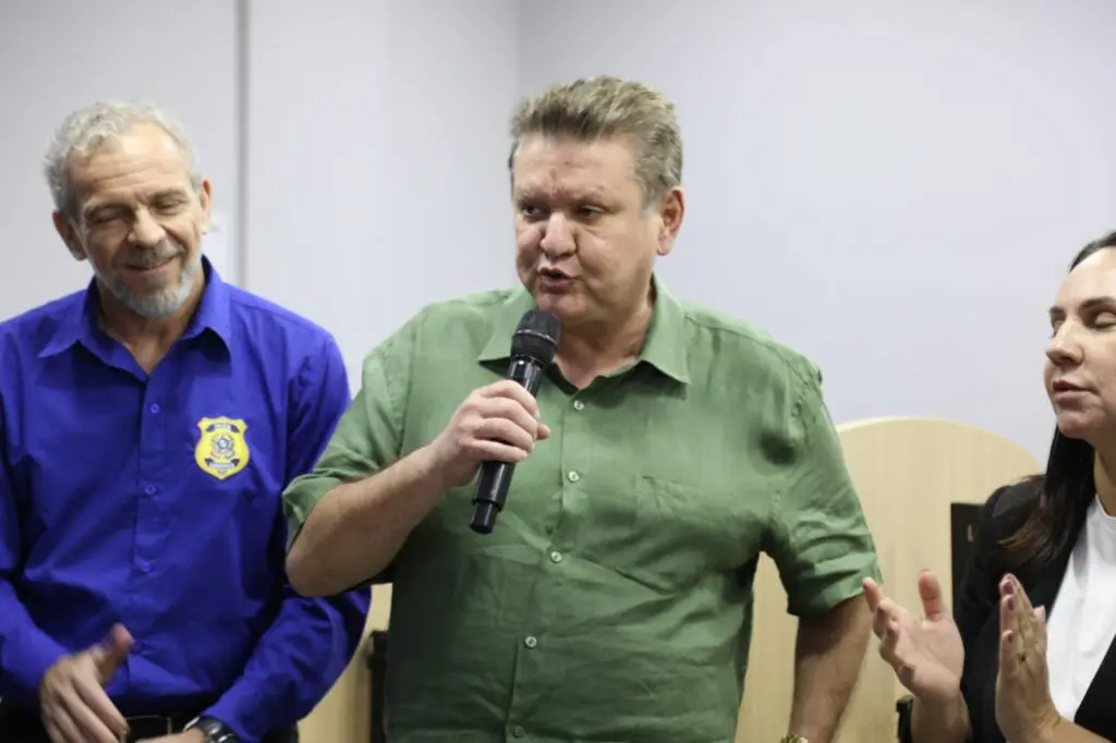 Foto do prefeito de Cariacica Euclério Sampaio, ao lado da vice-prefeita Shymenne de Castro, e do perito oficial geral da Polícia Científica, Carlos Alberto Dal-Cin.