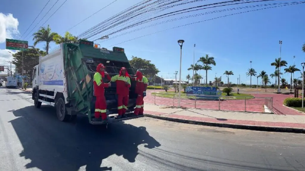 Paralisação é suspensa e trabalhadores da limpeza urbana retomam serviços na Serra Paralisação é suspensa e trabalhadores da limpeza urbana retomam serviços na Serra