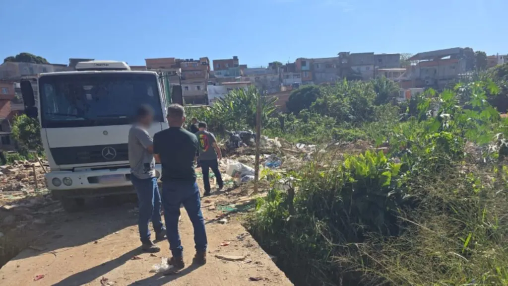 Motorista é multado em R$ 52 mil por descarte irregular de entulho na Serra