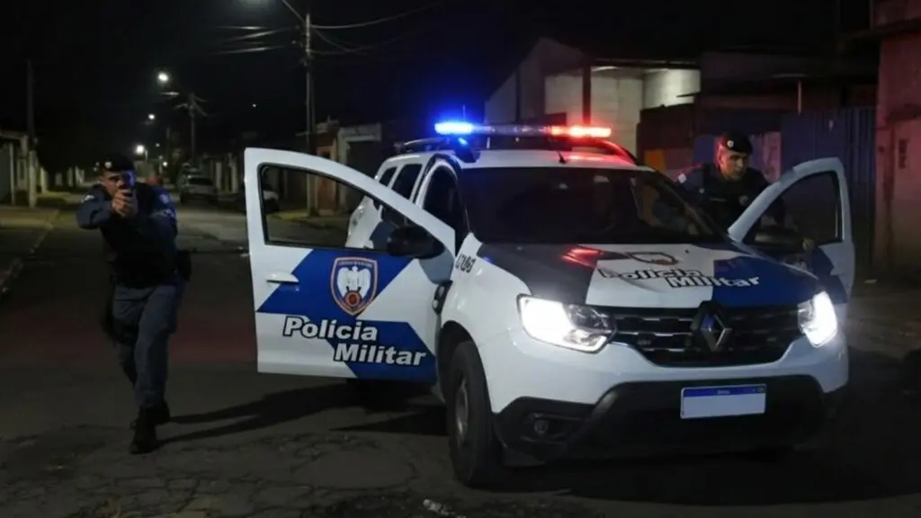 Polícia Militar baleia suspeito e apreende arma após resistência à abordagem na Serra