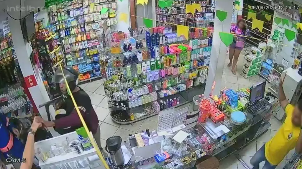 Vídeo: assaltante armado com submetralhadora caseira assalta farmácia na Serra Assaltante armado com metralhadora faz a limpa em farmácia na Serra