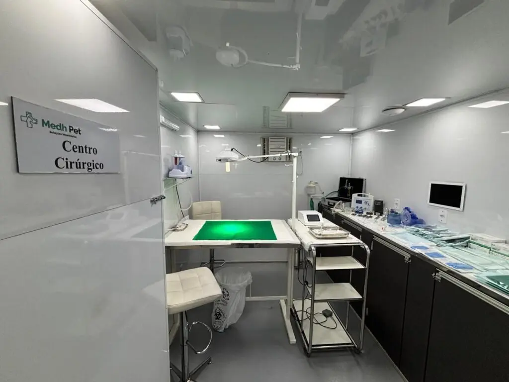 Uma sala de cirurgia montada dentro da Carreta Pet Vida para atender os pets.