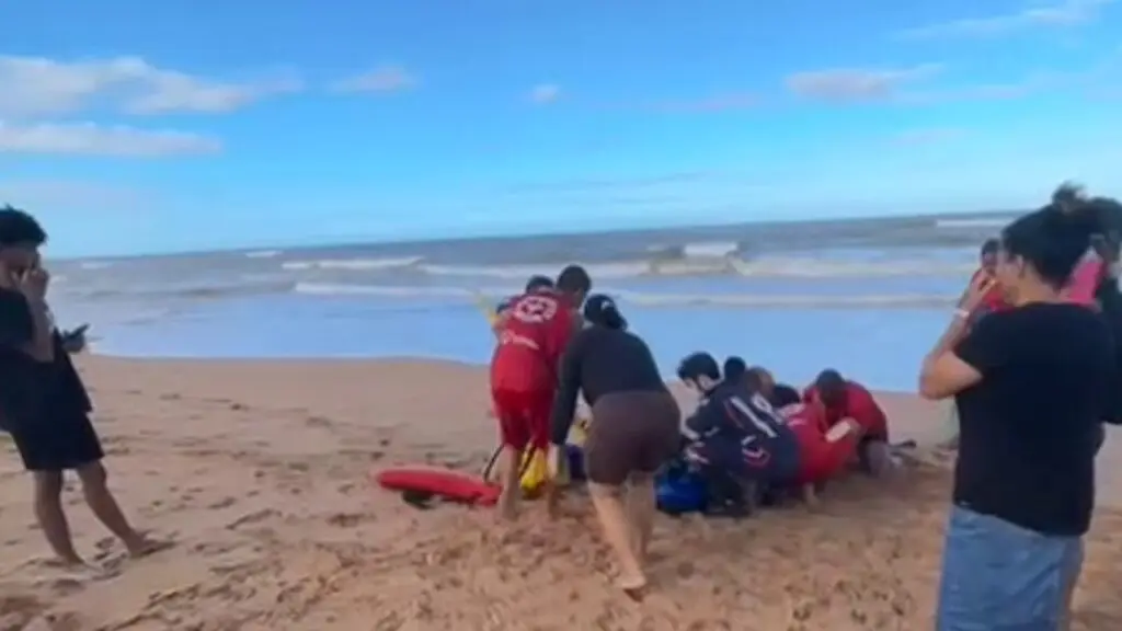 Adolescente morre afogado em praia da Serra Adolescente morre após afogamento em praia de Bicanga na Serra