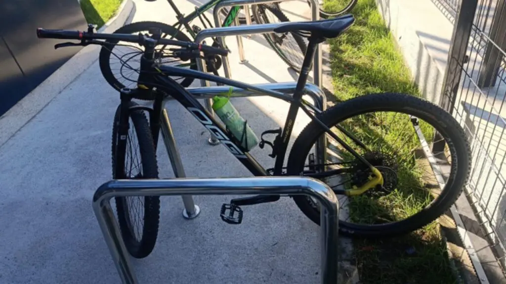 Guarda de Vitória captura dupla após roubo de bicicleta na Enseada do Suá Roubo de bicicleta termina com suspeitos presos e arma falsa apreendida em Vitória