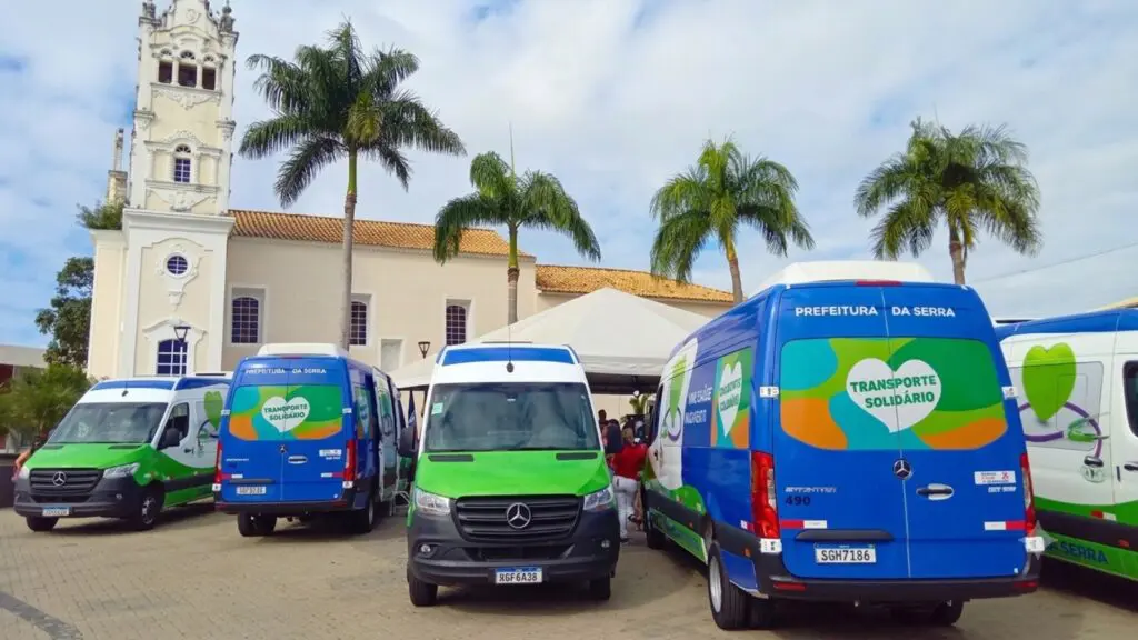 Justiça manda apreender vans de empresa contratada pela Serra para transporte de pacientes de hemodiálise