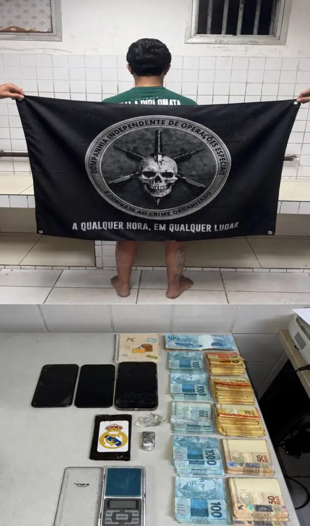 Em uma sala, um homem estava de costas enquanto dois militares seguravam uma bandeira. Sobre uma mesa no mesmo ambiente havia três iPhones, uma caderneta com anotações relacionadas ao tráfico de drogas, 100 gramas de haxixe, uma balança de precisão e R$ 10.357 em dinheiro.