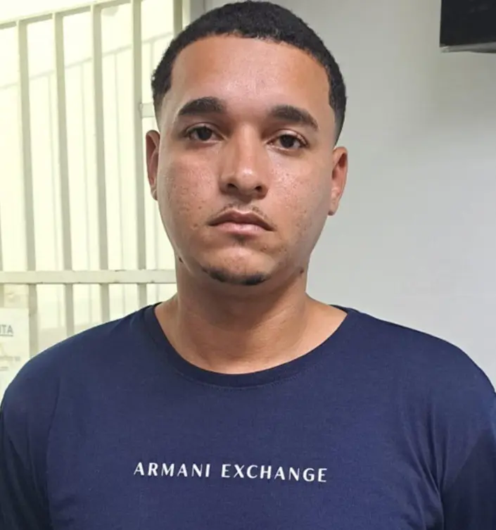 Imagem de um homem (Vinicios Araújo) preso pela Policia Civil.