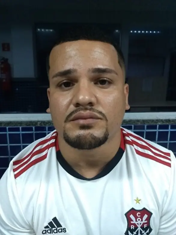 Imagem de um homem (Margleydson Ferreira de Oliveira) preso pela Policia Civil.