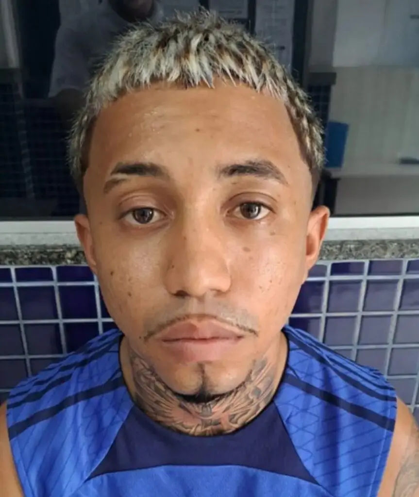 Imagem de um homem (Iago Augusto Pereira Amorim, conhecido como “Boquinha”, de 25 anos), preso por homicídio.
