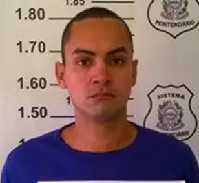 Imagem de um homem (Rodrigo de Almeida Silva) preso pela Policia Civil.