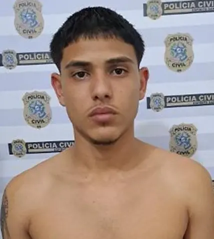 Imagem de um homem (Vinicios Gonçalves da Silva) preso pela Policia Civil.