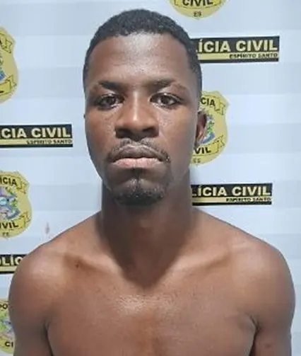 Imagem de um homem (Carlos Flávio dos Santos) preso pela Policia Civil.