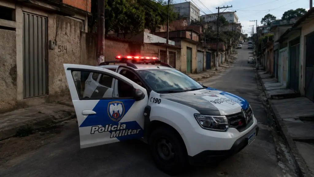 Líder do tráfico é detido com armas e drogas durante ação da PM em Central Carapina PM captura homem apontado como líder do tráfico com armas e drogas na Serra