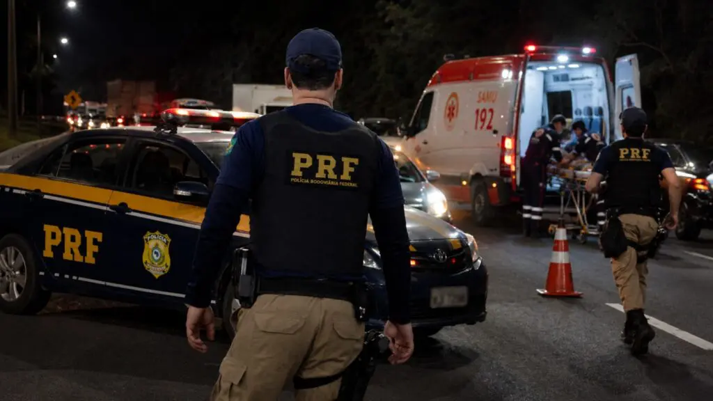 Pedestre morre após ser atropelado por moto na BR-101 na Serra Acidente na BR-101 deixa pedestre morto e motociclista ferido na Serra
