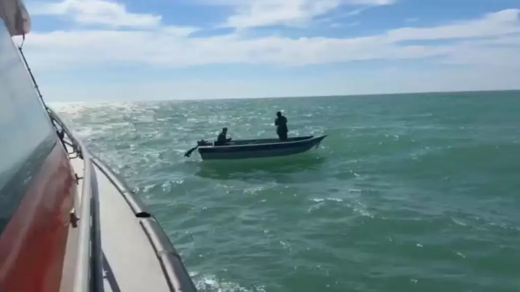 Pescadores são resgatados pela Marinha após barco ficar à deriva na Serra Pescadores são resgatados após barco ficar à deriva na Serra
