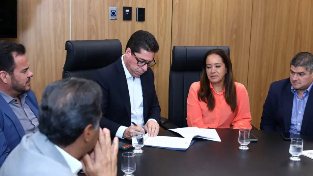 Constituição do ES é atualizada para adequação à Reforma Tributária em reunião na ALES Constituição do ES é atualizada para adequação à Reforma Tributária em reunião na ALES