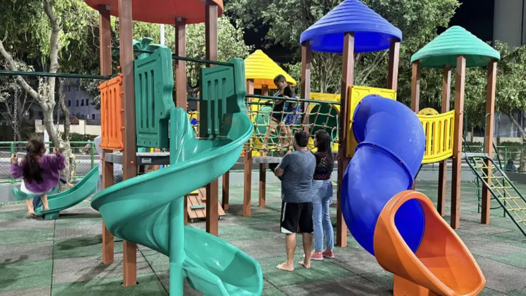 Colina de Laranjeiras ganha novas praças com espaço pet e áreas de lazer Espaço pet, playground e novas praças transformam bairro da Serra