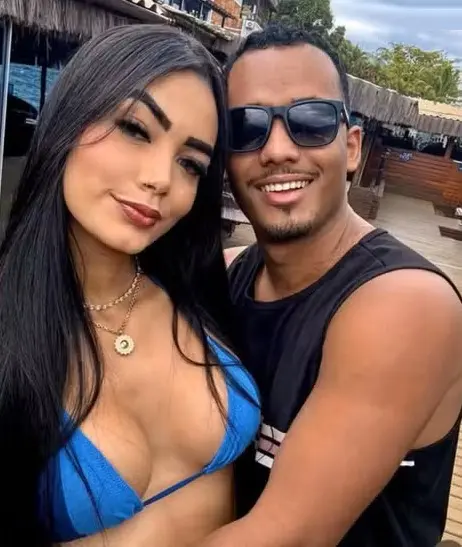 Foto de um casal se abraçando em uma praia.