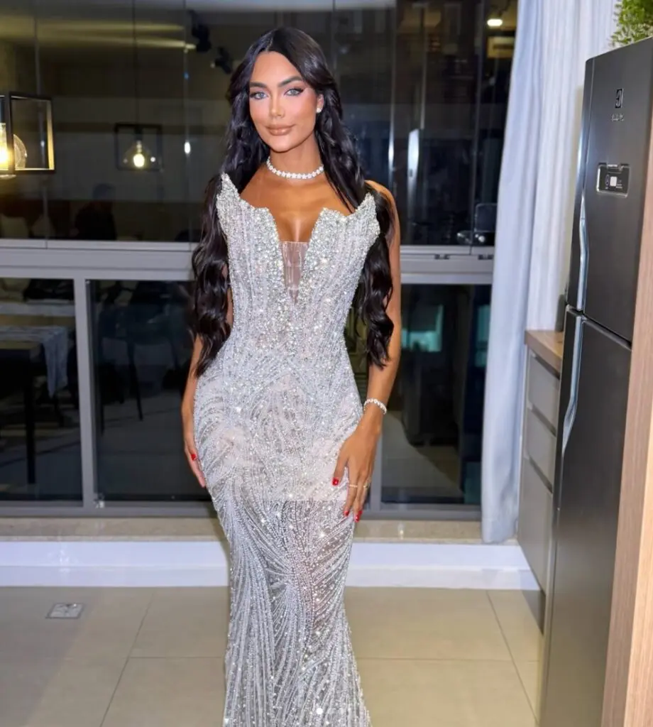 Foto de uma mulher (Thayna da Rocha Endringer) de vestido longo posando para uma foto.
