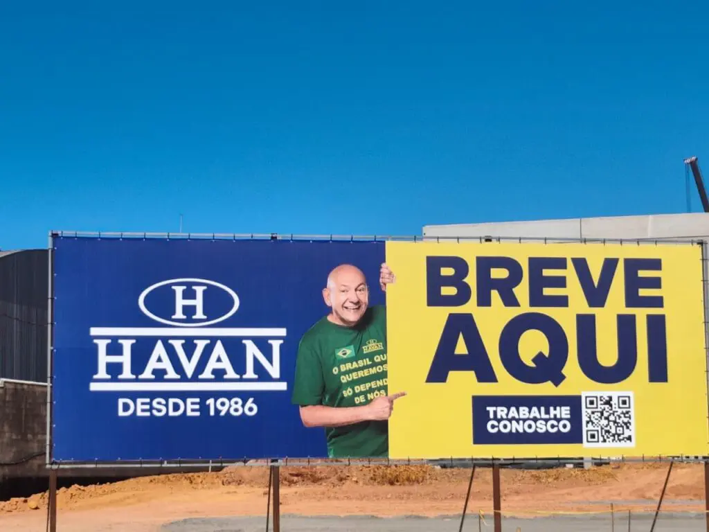 Imagem de uma placa de divulgação da empresa Havan exibindo a inscrição: Em breve aqui. Trabalhe Conosco.