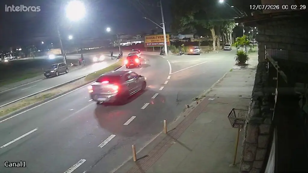 Vídeo: homem tem motocicleta furtada após sofrer acidente em avenida da Serra Motocicleta deixada após acidente é furtada e recuperada cinco dias depois na Serra