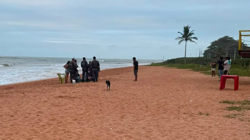 Ataque deixa um homem morto e outro ferido em praia da Serra Faixa de areia da Praia de Manguinhos, na Serra, com banhistas afastados e viaturas da Polícia Militar isolando a cena do crime.