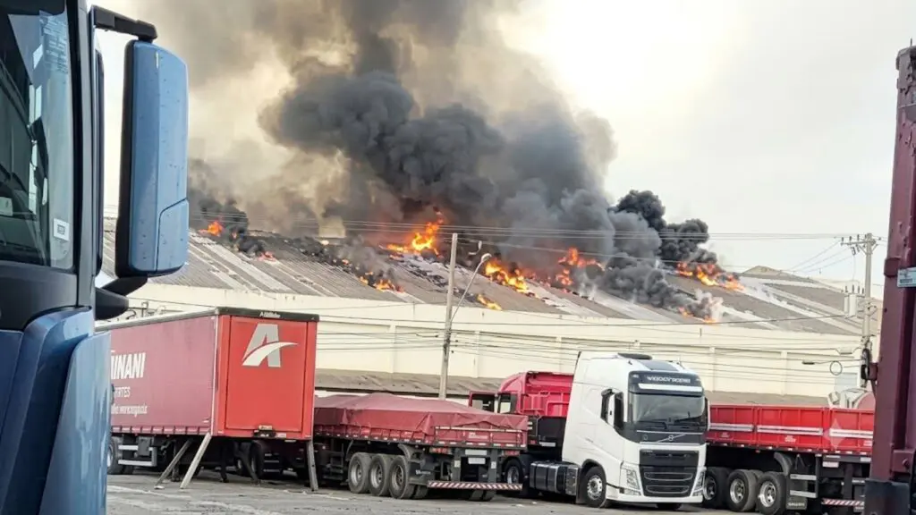 Incêndio de grandes proporções atinge arquivos do Tribunal de Justiça na Serra Incêndio de grandes proporções atinge arquivos do Tribunal de Justiça na Serra